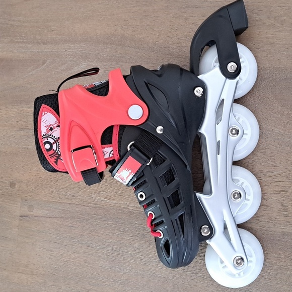 Long Feng Adjustable Inline Skates - Color: Black/Red - Size EU 35-38 (US 3.5-6) - Picture 3 of 9